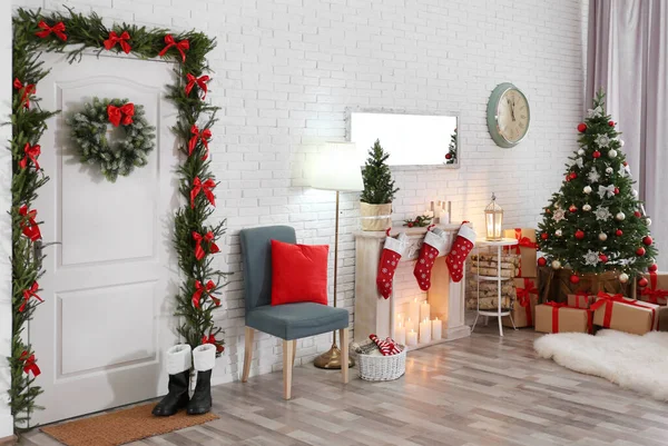 Interior elegante com bela árvore de Natal e lareira decorativa — Fotografia de Stock