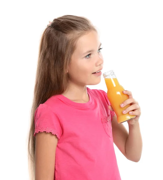 Ευτυχισμένο κορίτσι κρατώντας ένα μπουκάλι χυμό σε λευκό φόντο — Φωτογραφία Αρχείου