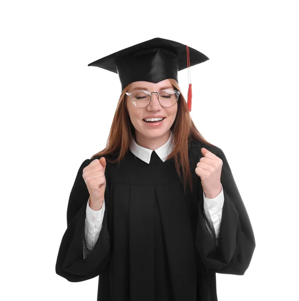 Estudante feliz usando chapéu de formatura no fundo branco — Fotografia de Stock