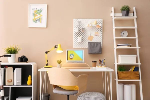 객실 내 책상 위에 위치한 현대적인 노트북입니다. 홈 워크 — 스톡 사진
