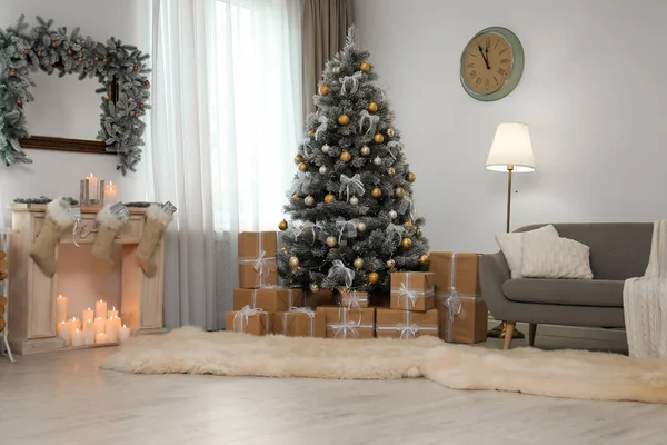 Díszített karácsonyfa a modern lakótér belső — Stock Fotó