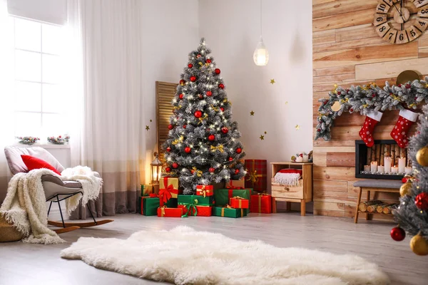 Stílusos szoba belső gyönyörű karácsonyfa és dekoratív kandalló — Stock Fotó