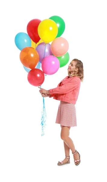 Mujer joven sosteniendo racimo de globos de colores sobre fondo blanco — Foto de Stock