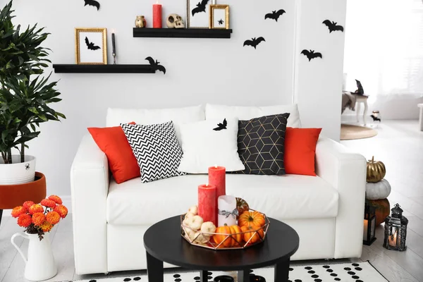 Habitación moderna decorada para Halloween. Idea para interior festivo —  Fotos de Stock