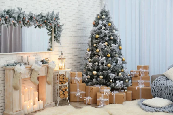 モダンなリビングルームのインテリアで飾られたクリスマスツリー — ストック写真
