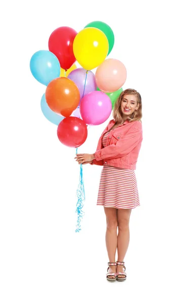 Mujer joven sosteniendo racimo de globos de colores sobre fondo blanco — Foto de Stock