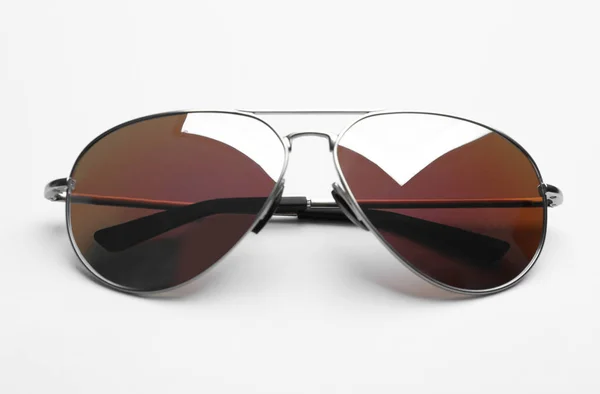 Lunettes de soleil élégantes sur fond blanc. Accessoire tendance — Photo