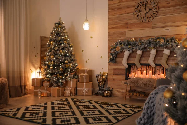 Elegante habitación interior con hermoso árbol de Navidad y chimenea decorativa —  Fotos de Stock
