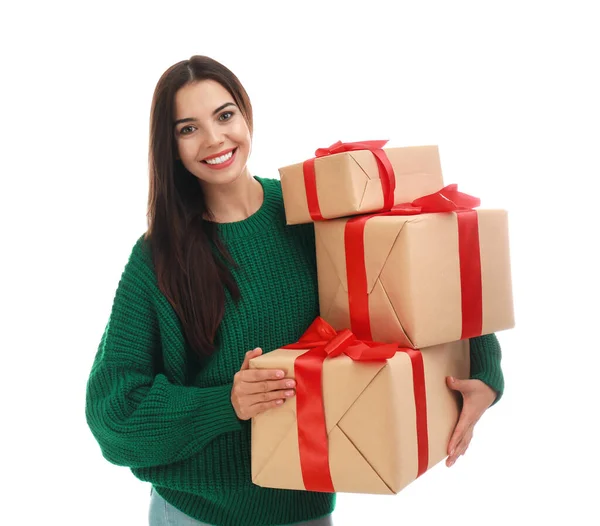 Ευτυχισμένος νεαρή γυναίκα με χριστουγεννιάτικα δώρα σε λευκό φόντο — Φωτογραφία Αρχείου