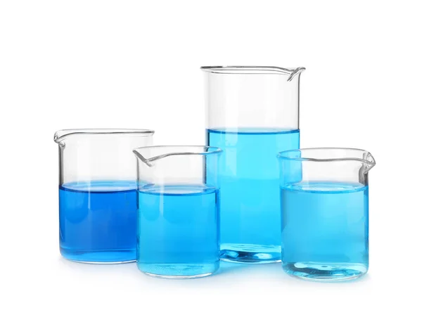 Objectos de vidro de laboratório com líquidos azuis isolados a branco — Fotografia de Stock