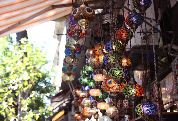 Puesto de recuerdos con hermosas lámparas de mosaico, al aire libre —  Fotos de Stock