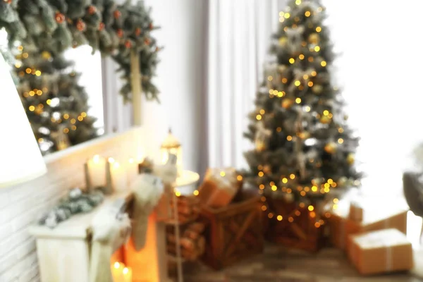 リビングルームのインテリアで美しいクリスマスツリーのぼやけた景色 — ストック写真