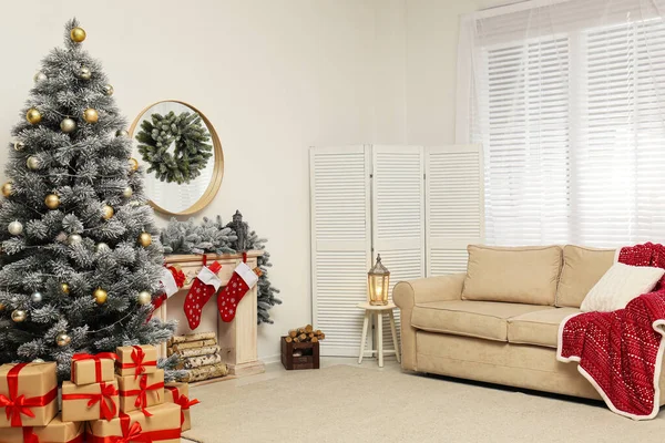 Stilvolles Weihnachtsinterieur mit geschmücktem Tannenbaum und Kamin — Stockfoto