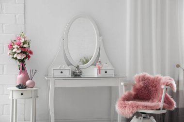 Beyaz tuvalet masası olan şık bir oda.