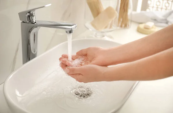 Женщина моет руки в помещении, крупным планом. Ванная комната — стоковое фото