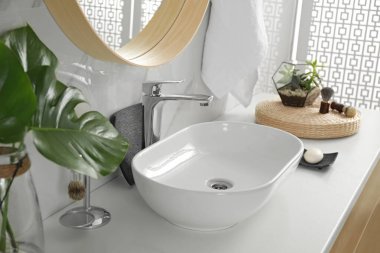 Modern banyo içlerindeki kap batması ve dekorasyon elementleri