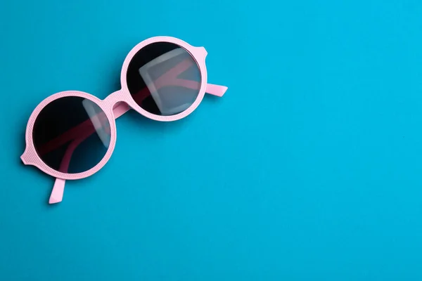 Elegantes gafas de sol sobre fondo azul, vista superior con espacio para texto. Accesorio de moda —  Fotos de Stock