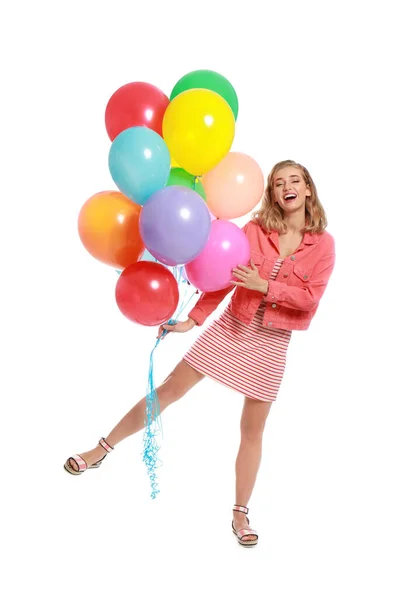 Mujer joven sosteniendo racimo de globos de colores sobre fondo blanco — Foto de Stock