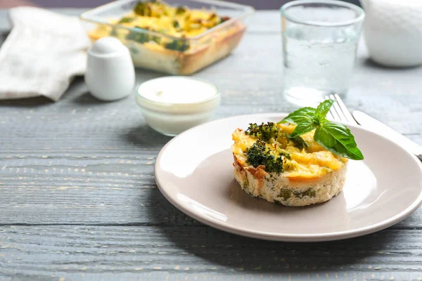 Smaklig broccoli gryta serveras på träbord — Stockfoto