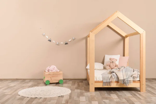 ハウス ベッドとスタイリッシュな子供部屋インテリア。テキストのためのスペース — ストック写真