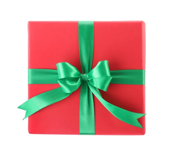 Vánoční dárková krabice ozdobená stuhou na bílém pozadí, pohled shora — Stock fotografie