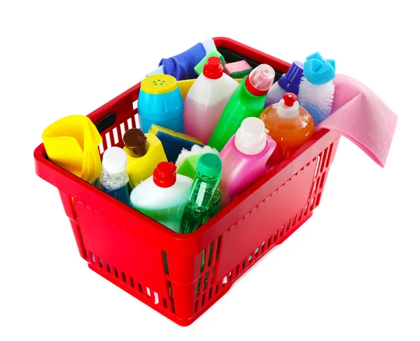 Cesta de la compra con diferentes detergentes y trapo sobre fondo blanco — Foto de Stock
