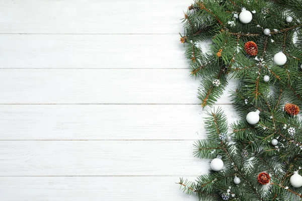 Decorações de Natal em fundo de madeira branca, vista superior. Espaço para texto — Fotografia de Stock