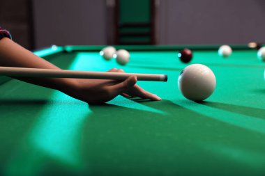 İçeride Rus bilardosu oynayan genç bir kadın, yakın plan.