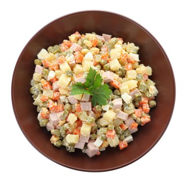 Beyaz arka planda nefis salata Olivier, üst manzara.