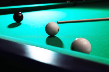 Modern bilardo masasında top ve ıstaka