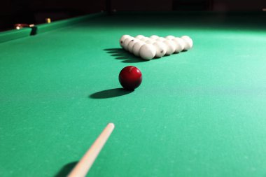 Bilardo masasında ıstakayla topa vurmak