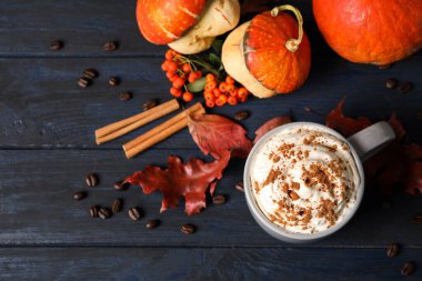 Lezzetli balkabağı aromalı latte mavi ahşap masa, düz uzanmış