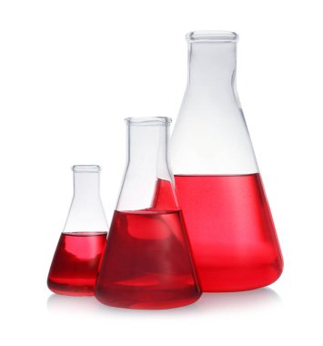 Beyaz arka planda kırmızı sıvı ile konik şişeler. Laboratuvar cam