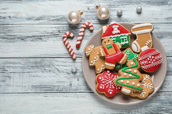 Plochá kompozice s chutnými domácími vánočními sušenkami na bílém dřevěném stole, prostor pro text — Stock fotografie