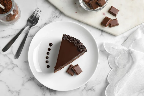 Delicioso bolo de chocolate fresco servido na mesa de mármore branco, flat lay — Fotografia de Stock