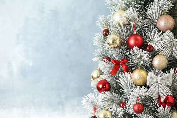 Beautiful Christmas tree with decor against light grey background. Space for text — Stock Photo, Image