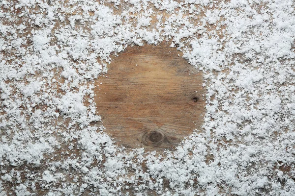 Ahşap zeminde kardan yapılmış çerçeve, yazı için yeri olan üst manzara. Kış mevsimi — Stok fotoğraf