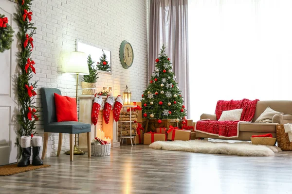 Interior bergaya dengan pohon Natal dan perapian dekoratif — Stok Foto