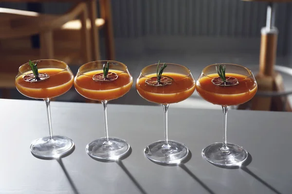 Bicchieri di delizioso cocktail con vodka sul tavolo nel bar — Foto Stock