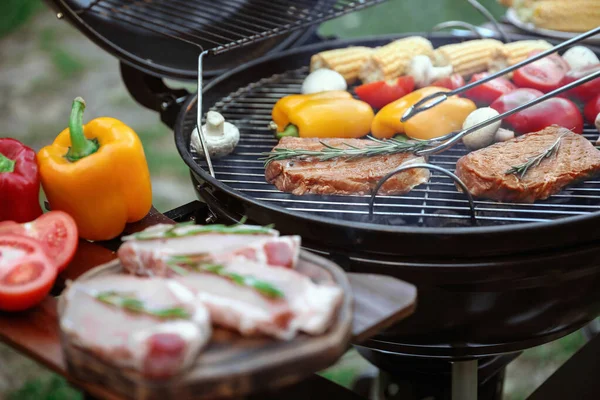 Cuisson des aliments frais sur le barbecue à l'extérieur, gros plan — Photo