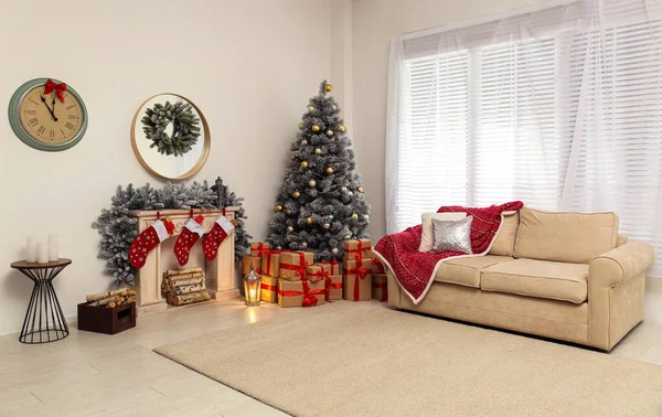 Κομψό χριστουγεννιάτικο εσωτερικό με διακοσμημένο έλατο και τζάκι — Φωτογραφία Αρχείου