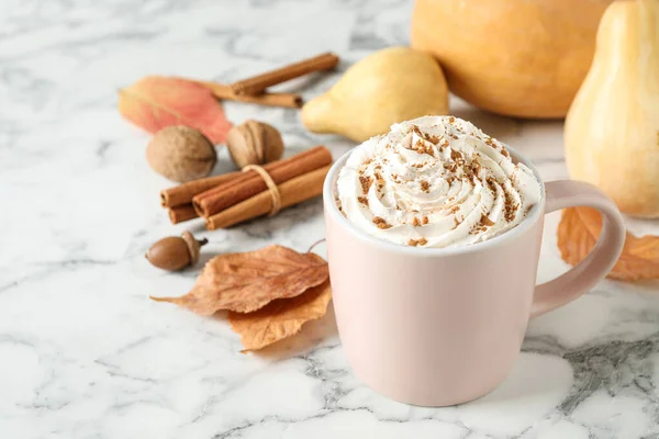 Copa con sabroso café con leche de especias de calabaza en la mesa de mármol blanco. Espacio para texto —  Fotos de Stock