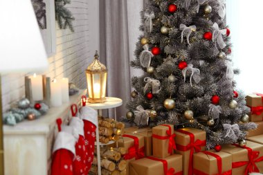Oturma odasının içindeki güzel süslü Noel ağacı.