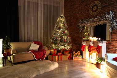 Şık bir oda. Akşamları güzel bir Noel ağacı var.