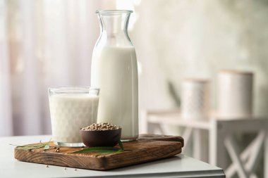 İçerideki beyaz masada kenevir sütü ile kompozisyon