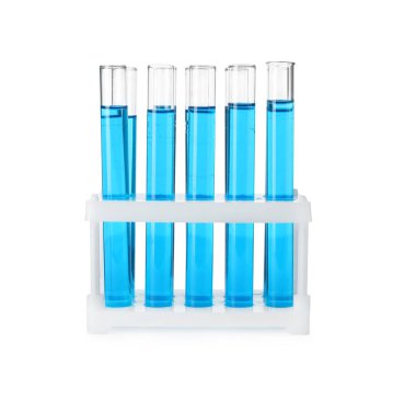 Üzerinde mavi sıvı bulunan test tüpleri beyaz üzerinde izole edilmiş.
