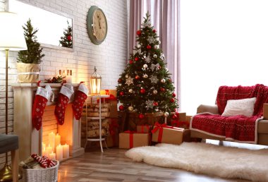 Güzel Noel ağacı ve dekoratif şöminesi olan şık bir iç mekan.