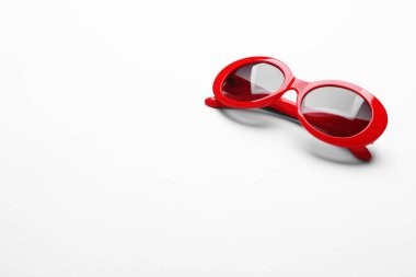 Beyaz arka planda şık güneş gözlükleri. Modaya uygun aksesuarlar.