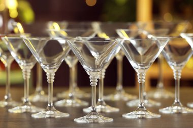 Bulanık arka planda boş martini bardakları