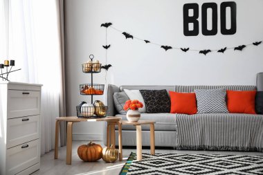 Cadılar Bayramı için modern oda dekore edildi. Şenlikli iç mekan